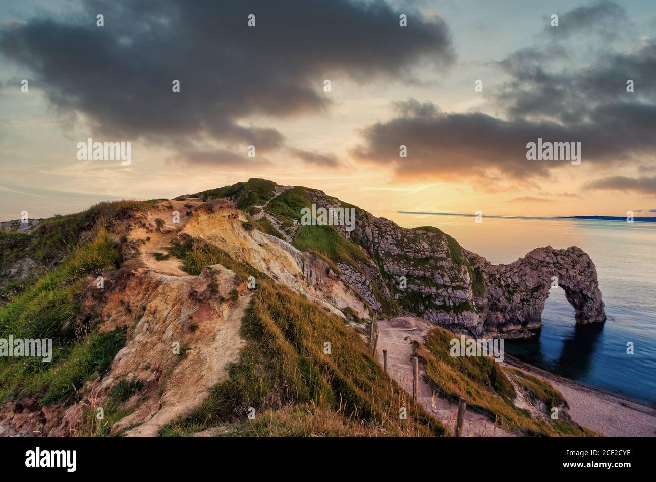 Marches menant à Durdle Door sur la côte jurassique, Dorset, Angleterre. Plage de Durdle Door d'été Banque D'Images