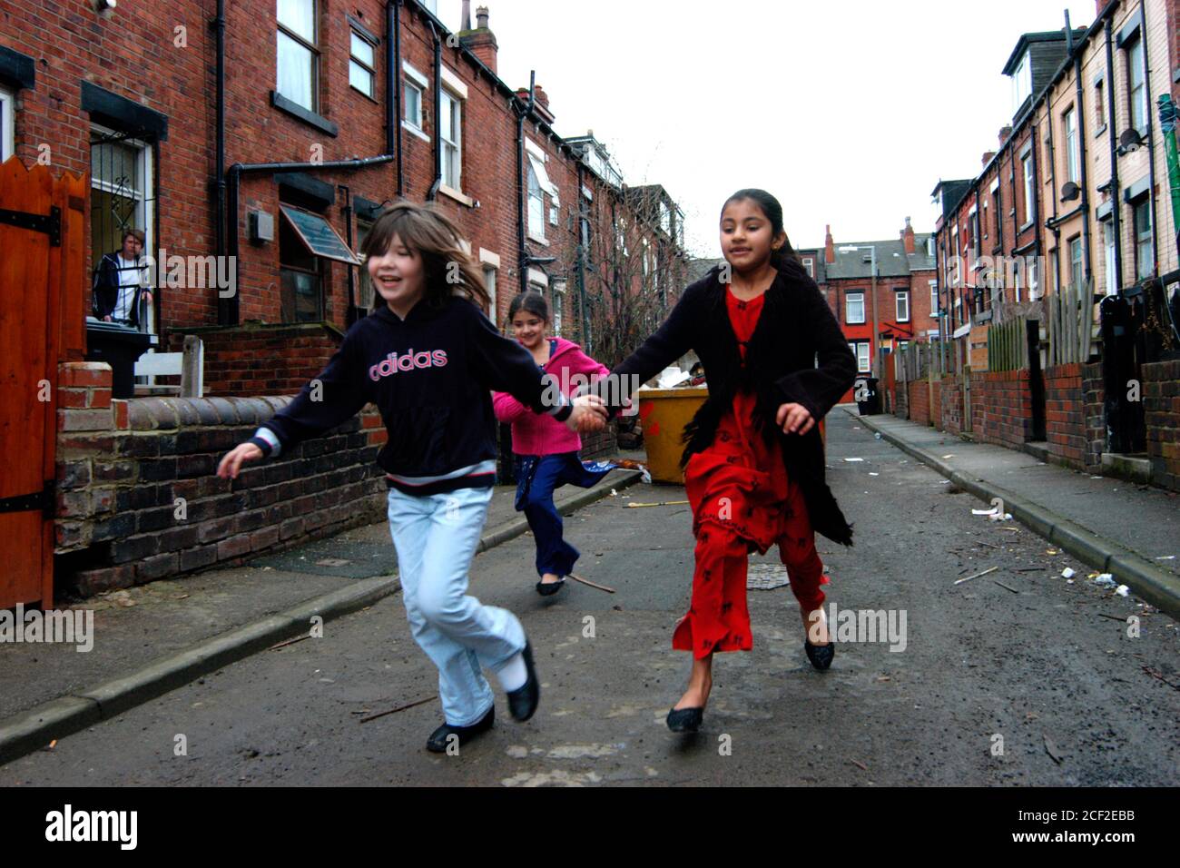 Filles jouant dans la rue Beeston Leeds Royaume-Uni Banque D'Images
