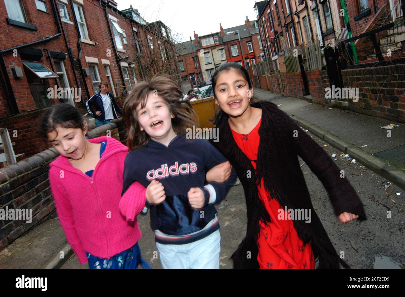 Filles jouant dans la rue Beeston Leeds Royaume-Uni Banque D'Images