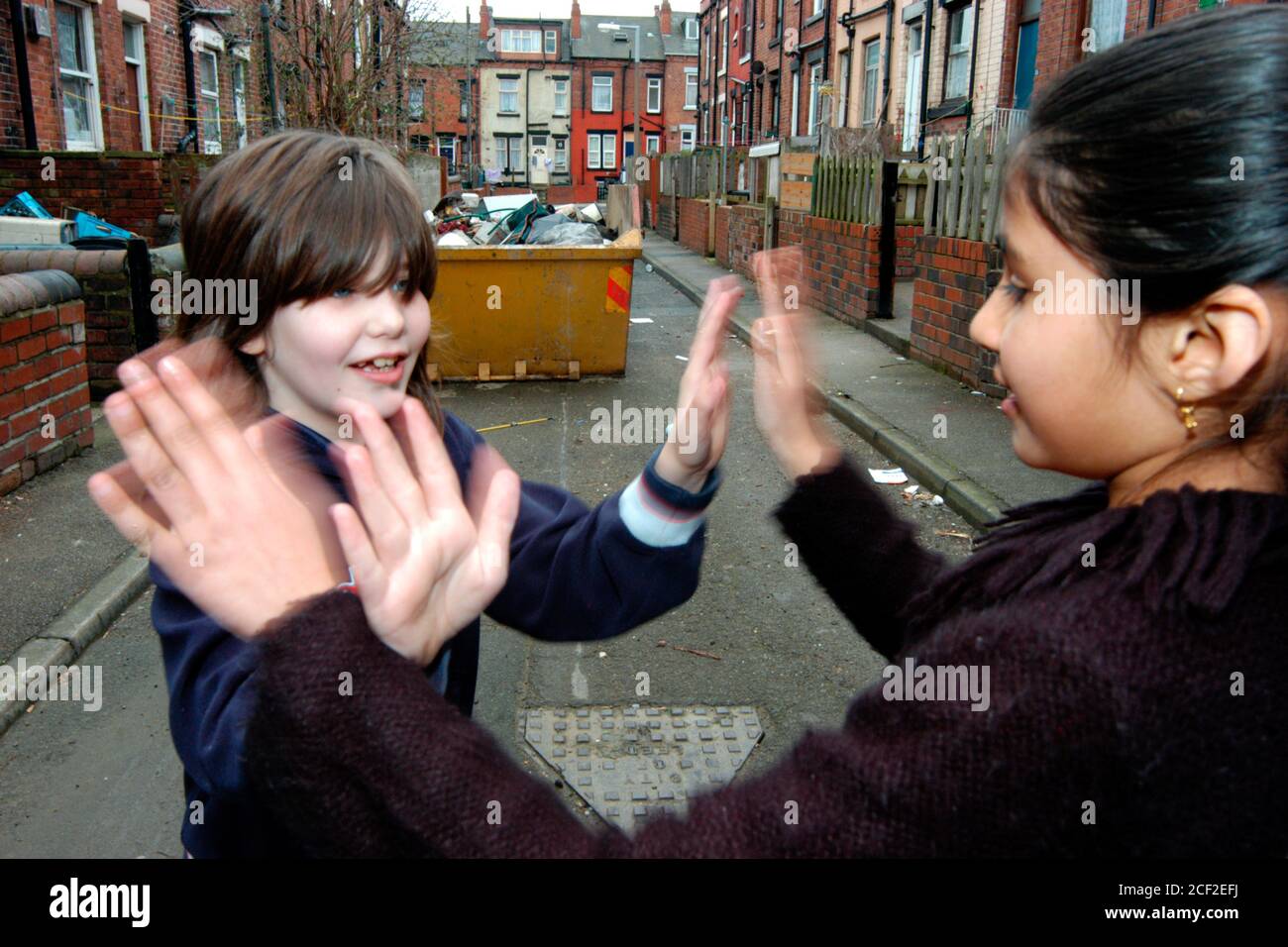 Filles jouant dans la rue Beeston Leeds Royaume-Uni Banque D'Images