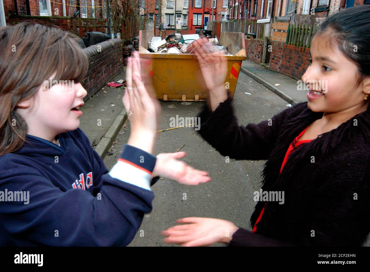 Filles jouant dans la rue Beeston Leeds Royaume-Uni Banque D'Images