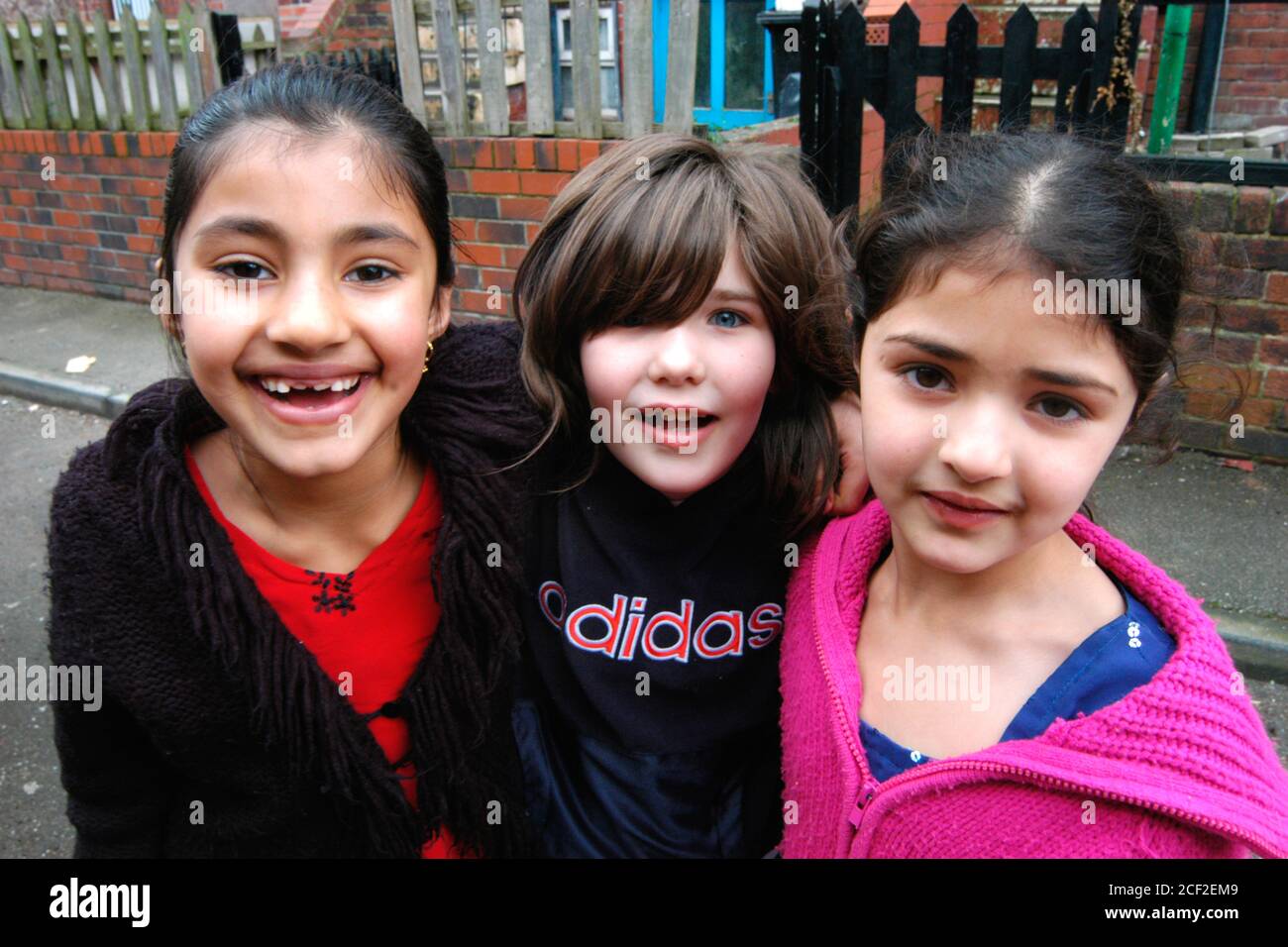 Filles jouant dans la rue Beeston Leeds Royaume-Uni Banque D'Images