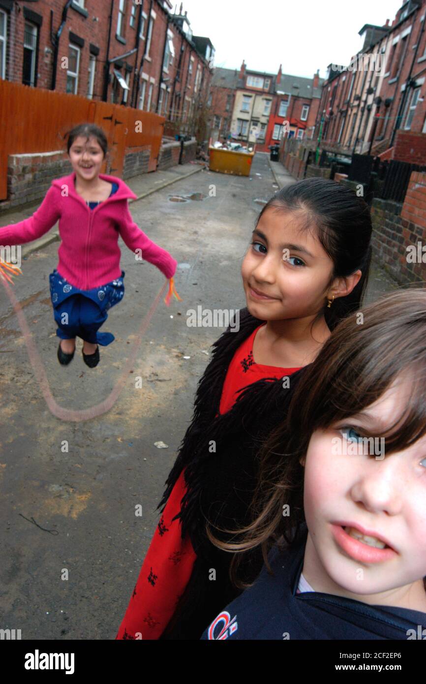Filles jouant dans la rue Beeston Leeds Royaume-Uni Banque D'Images