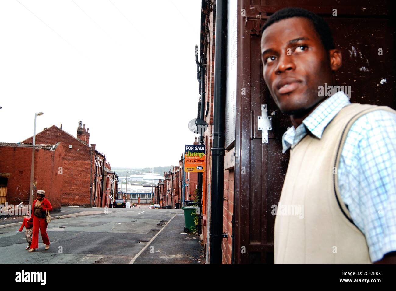 Réfugié à la porte d'entrée de sa maison d'association de logement qui a été réaménagé pour que les réfugiés vivent à Beeston; Leeds Yorkshire UK Banque D'Images