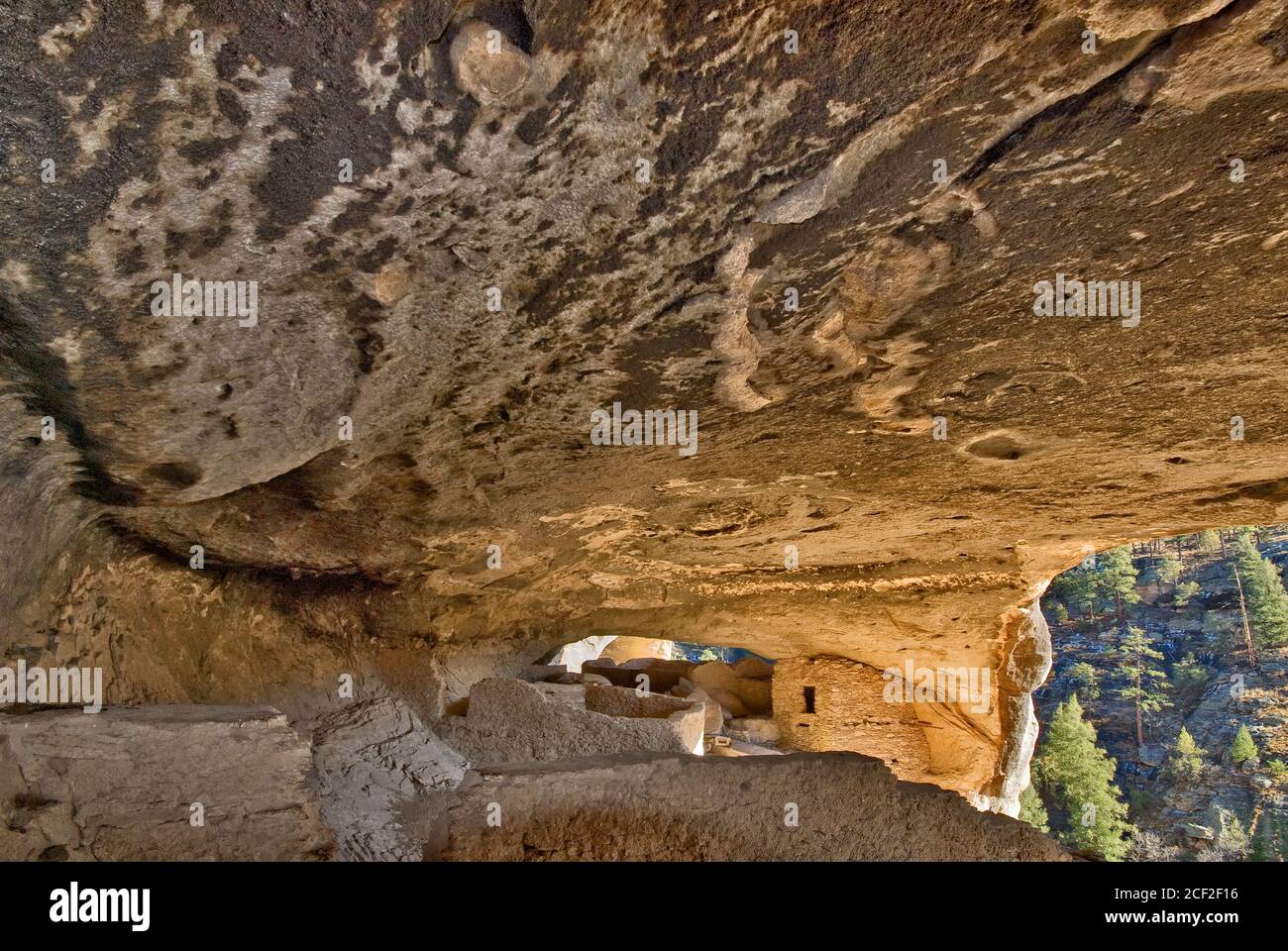 Intérieur de la grotte au monument national de Gila Cliff Dwellings, Nouveau-Mexique, États-Unis Banque D'Images