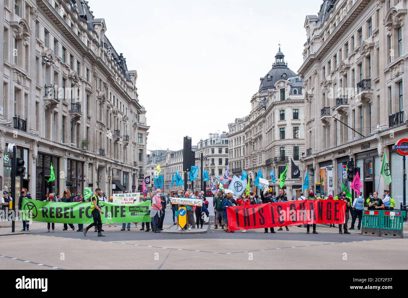 Londres, Royaume-Uni. 3 septembre 2020. Extinction les manifestants de la rébellion ont établi une rue à l'intersection de Regents Street et Oxford Street. Frustré par l’incapacité du gouvernement à agir en cas d’urgence climatique et écologique, XR continue de protester contre le changement. Le projet de loi sur les urgences climatiques et écologiques (projet de loi CEE) est le seul plan concret disponible pour faire face à cette crise. XR exigent la loi du gouvernement maintenant et d'adopter cette loi. Crédit : Neil Atkinson/Alay Live News. Banque D'Images