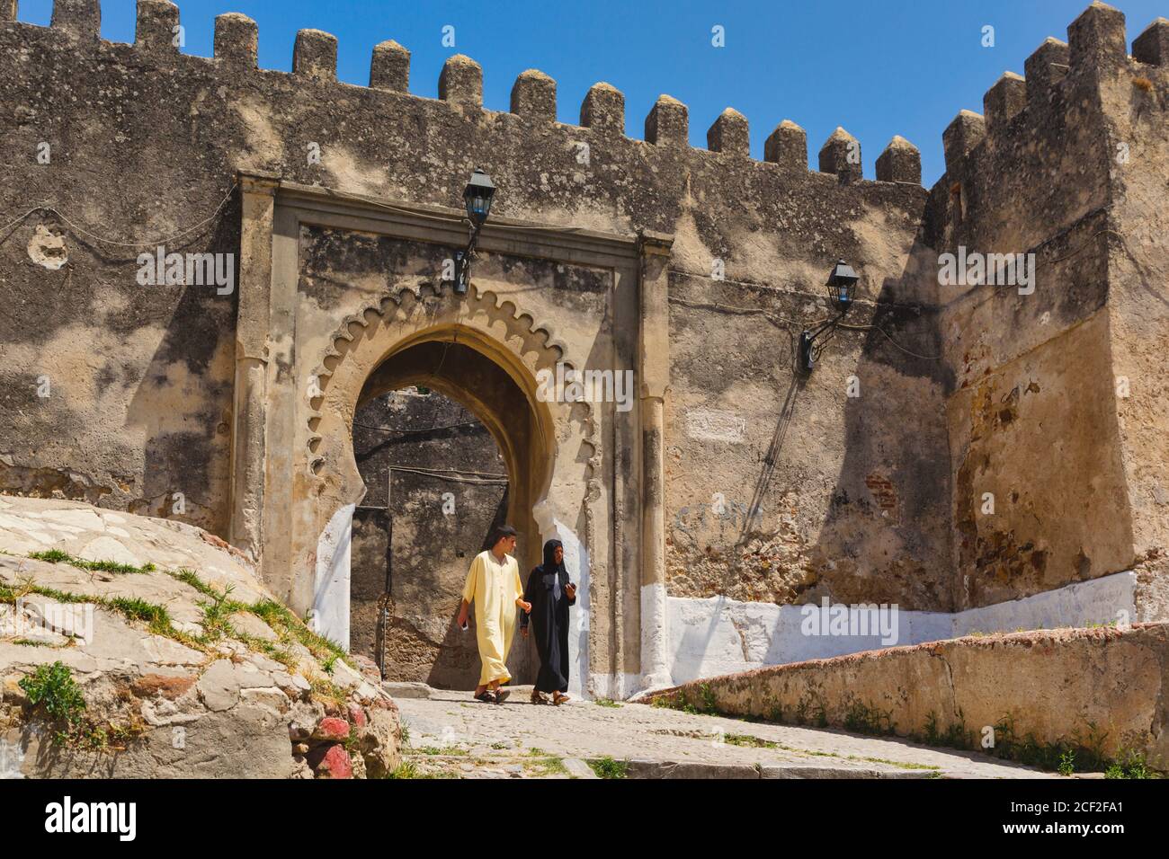 Tanger, préfecture de Tanger-Asilah, Maroc. Bab el-Assa ou Bab el Assa. La porte d'Assa menant à la place de la Kasba ou à la place de la Kasbah. Banque D'Images
