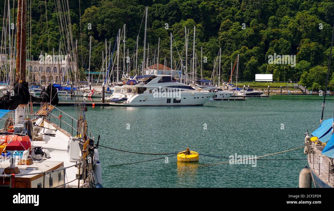 Port de plaisance de Telaga avec yacht, port de plaisance pour les excursions régionales et les bateaux de transfert de l'île, y compris une navette pour Koh Lipe, Thaïlande. Banque D'Images