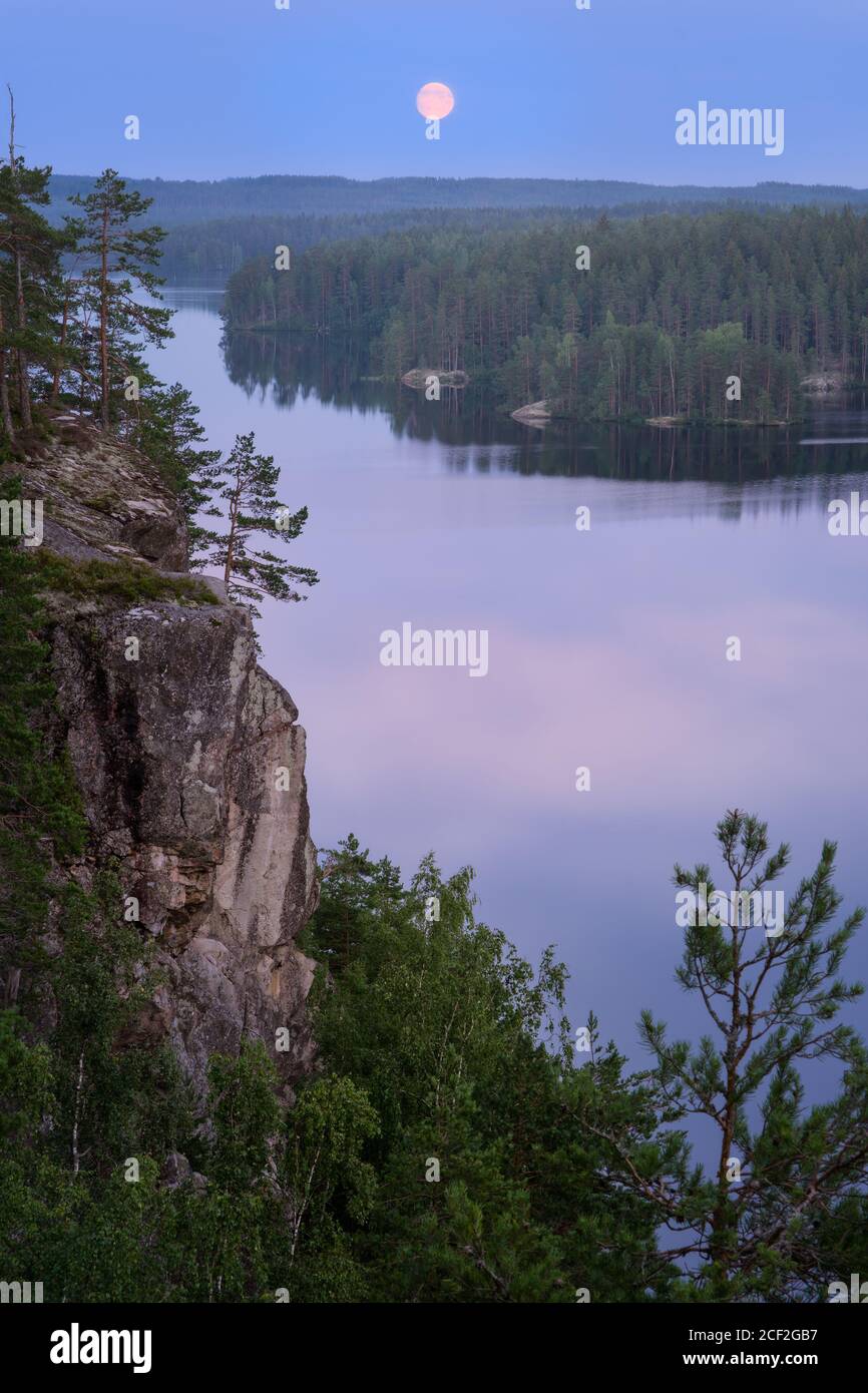 Ambiance paysage au clair de lune avec forêt calme et lac en été Nuit en Finlande Banque D'Images