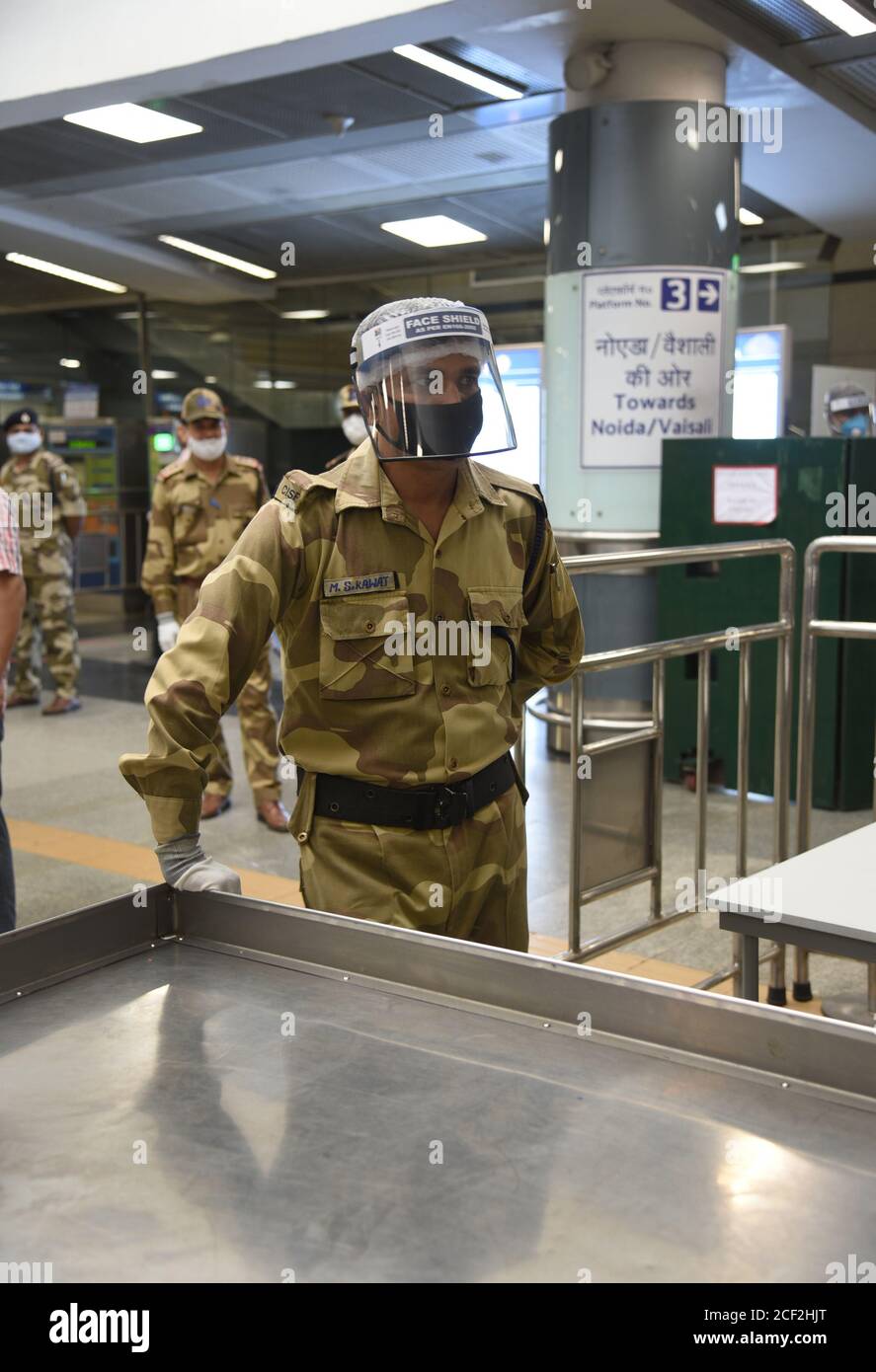 Personne de sécurité portant un masque de protection contre Covid-19 dans une station de métro de New Delhi le jeudi 03 septembre 2020. Les services de métro à travers l'Inde reprendront par phases à partir de septembre 07 pour renforcer les installations de transport public avec la toile de fond des cas Covid-19. Il y a 15 réseaux métropolitains dans tout le pays et environ 2.7 millions de passagers ont utilisé le réseau quotidiennement avant la pandémie. Photo: Sondeep Shankar Banque D'Images