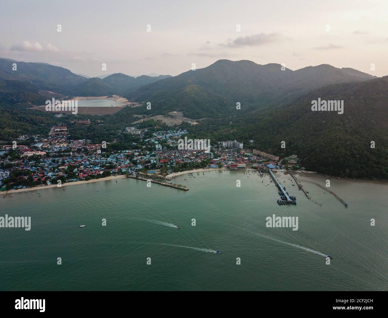 Bateaux avec vue aérienne avec départ touristique de la jetée Teluk Bahang,. Banque D'Images