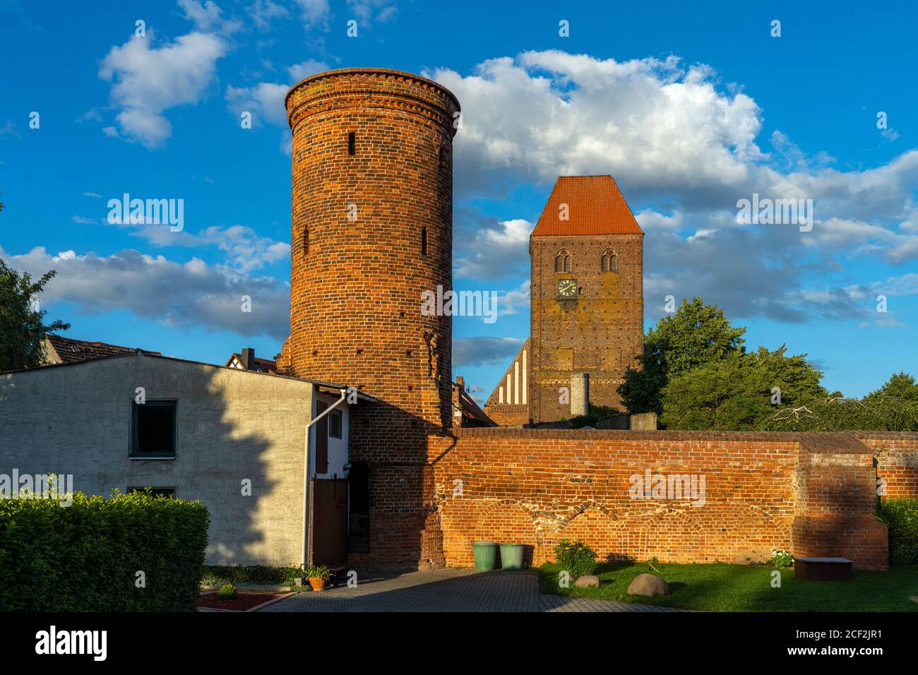 Hungerturm und Kirche St. Johannes, Hansestadt Werben an der Elbe, Sachsen-Anhalt, Deutschland | Tour de la ville de Hungerturm et église Saint Johannes, Banque D'Images Hungerturm und Kirche St. Johannes, Hansestadt Werben an der Elbe, Sachsen-Anhalt, Deutschland | Tour de la ville de Hungerturm et église Saint Johannes, Banque D'Images