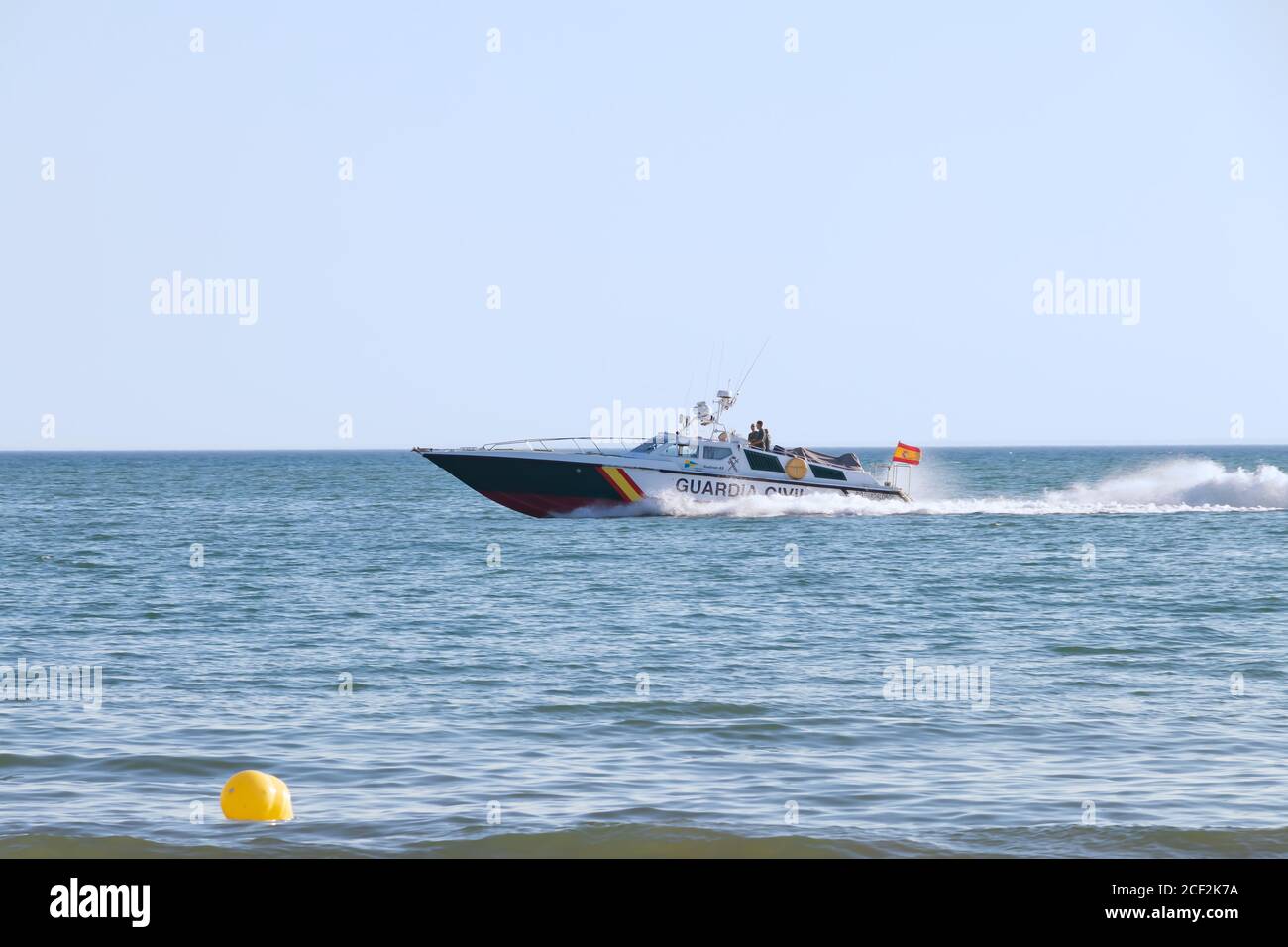 Punta Umbria, Huelva, Espagne - 31 août 2020: Guardia patrouille de garde côtière civile naviguant près de la rive de la plage pour contrôler la capacité du bea Banque D'Images