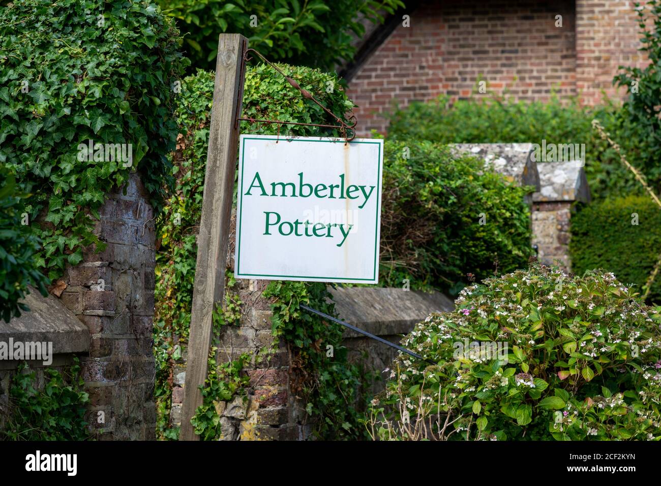 Panneau Amberley Pottery dans le village pittoresque d'Amberley, South Downs National Park, West Sussex, Royaume-Uni Banque D'Images