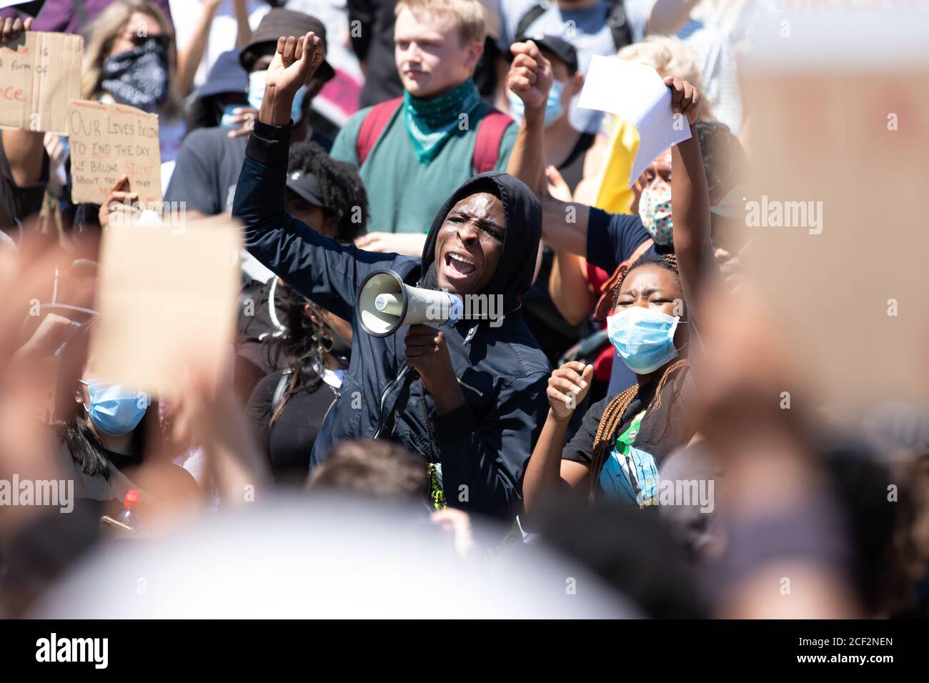Un homme noir prononce un discours passionné lors d'une manifestation Black Lives Matter à Trafalgar Square, à Londres Banque D'Images