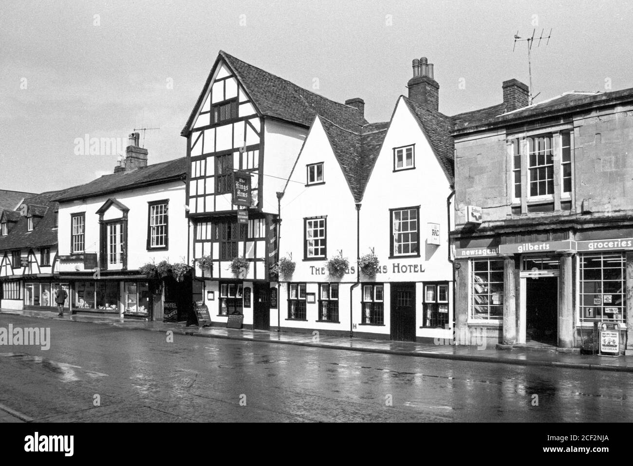 L'hôtel Kings Arms à Exeter Street Salisbury a pris une journée d'été humide en 1994. Banque D'Images