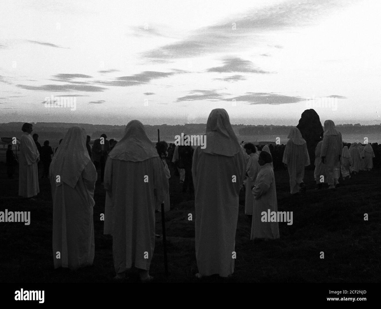 Les Druides modernes participent à la cérémonie du solstice d'été à Stonehenge, Wiltshire, Royaume-Uni, en 1985. Banque D'Images