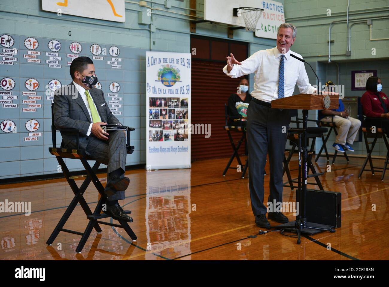 New York City Schools Chancellor Richard Carranza et le maire Bill de Blasio tour P.S. 59 William Floyd School le 2 septembre 2020 à Bedford-Stuy Banque D'Images