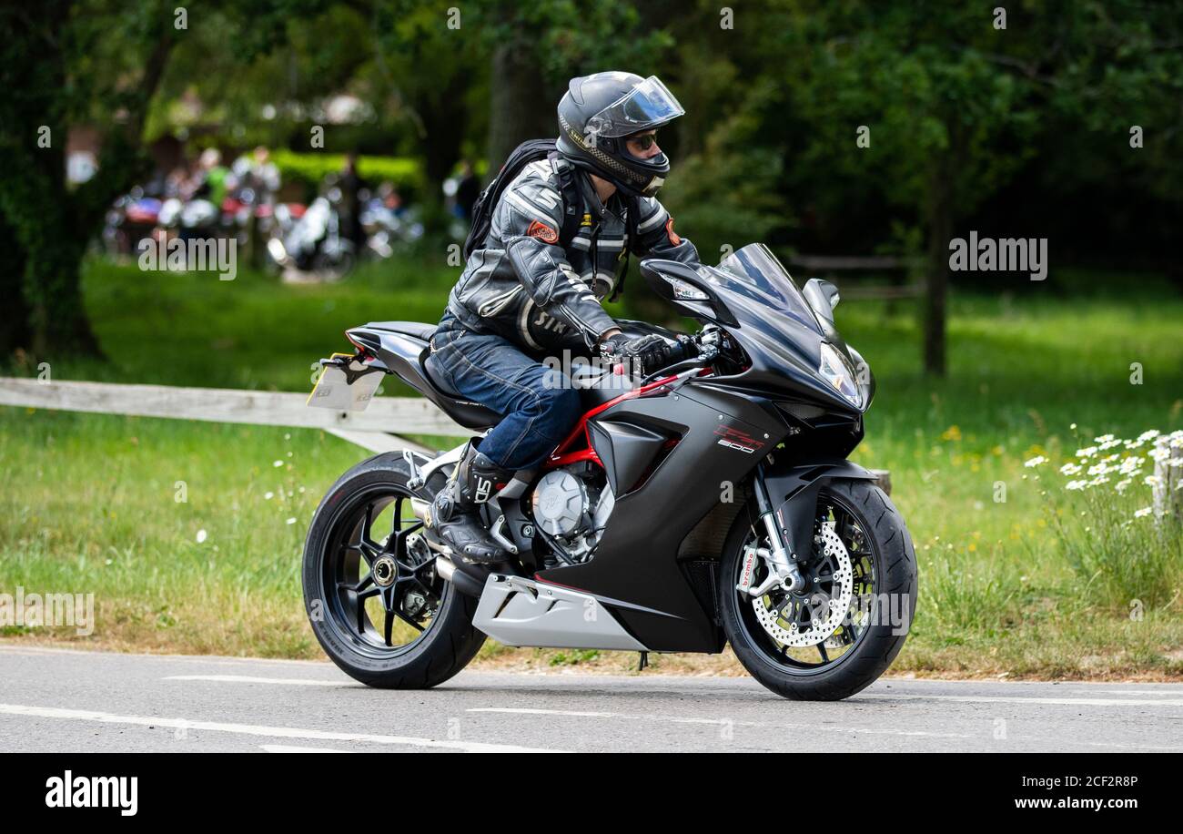 Les motocyclistes profitent du temps ensoleillé à Newlands Corner Banque D'Images