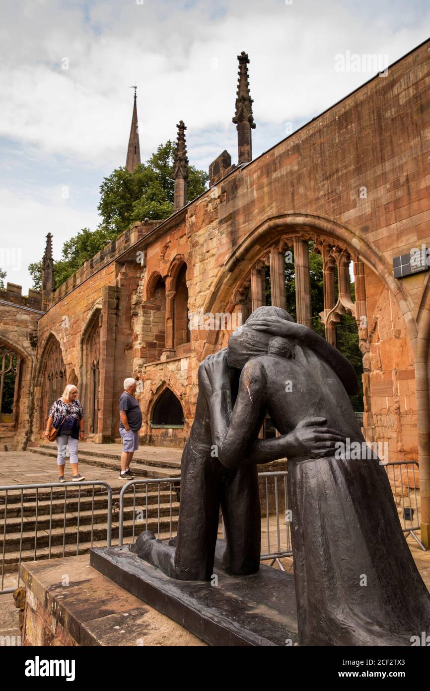 Royaume-Uni, Angleterre, Coventry, 1995 sculpture de réconciliation de Josefina de Vasconcellos dans les ruines de la cathédrale médiévale Banque D'Images