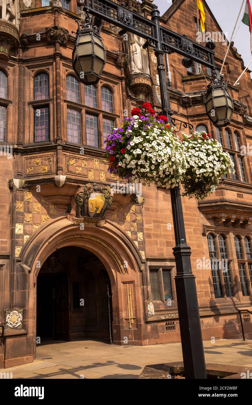 Royaume-Uni, Angleterre, Coventry, paniers suspendus à l'extérieur de Council House, bâtiment civique de style Tudor début C20, exposition florale à l'entrée, Banque D'Images