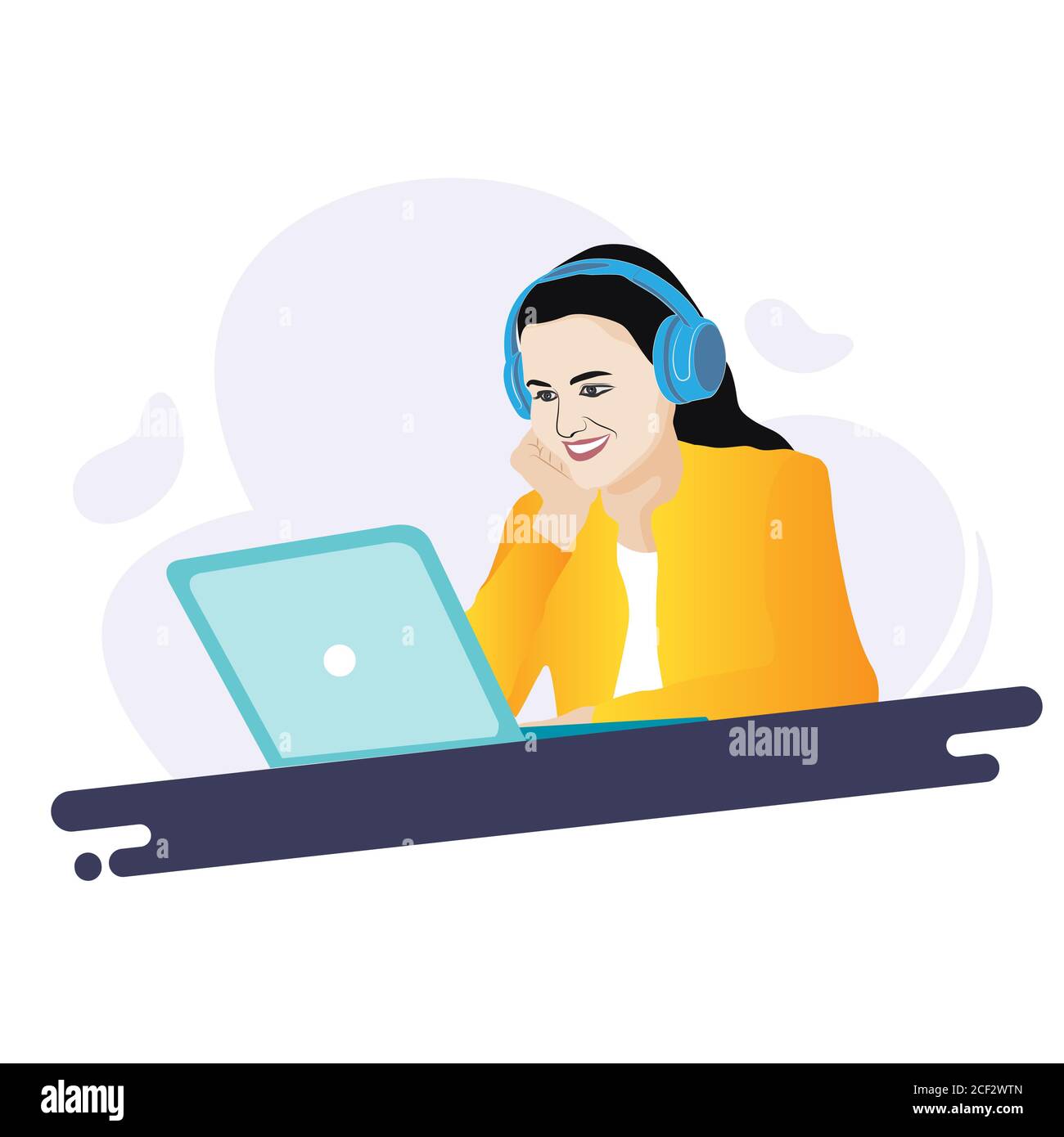 Une fille souriante utilisant un ordinateur portable avec un casque. Travailler à domicile. Apprentissage en ligne. Banque D'Images