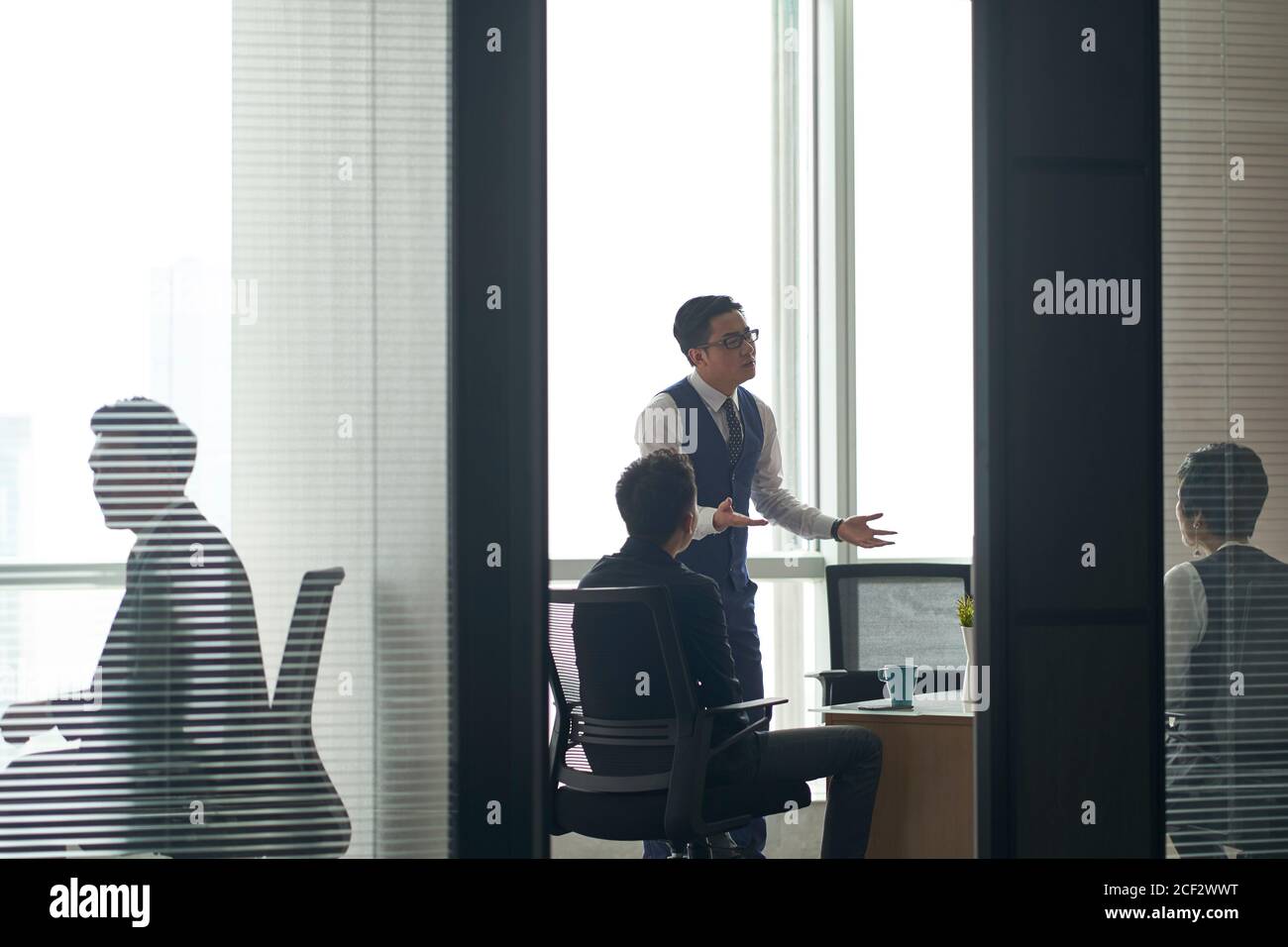 des hommes d'affaires asiatiques travaillent en réunion dans un bureau moderne Banque D'Images
