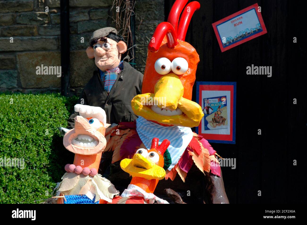 Une exposition au Festival de Scarecrow qui se tient chaque année dans le village de Wray, près de Lancaster, au Royaume-Uni. Figures du film d'animation Chicken Run. Banque D'Images