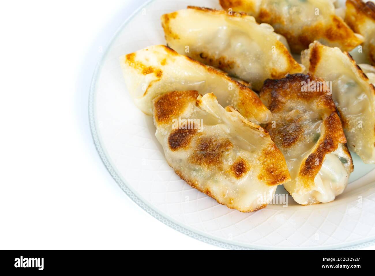 Les boulettes étaient bien frites dans une casserole couverte d'huile de cuisson et servies sur une assiette. Banque D'Images