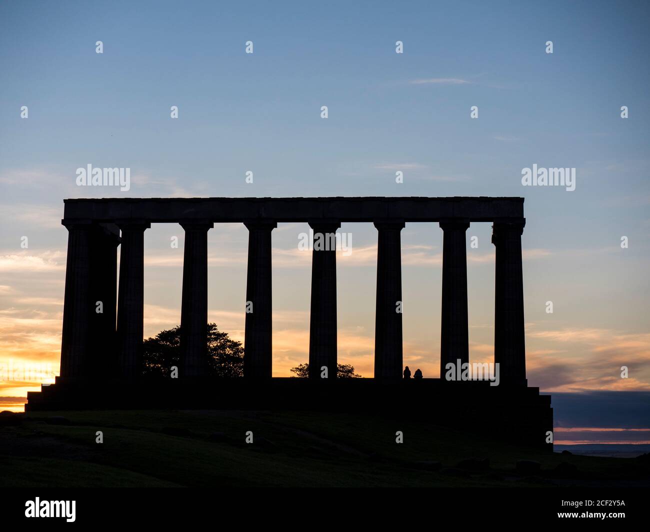 Silhouette de deux adolescents, National Monument of Scotland, Édimbourg, Écosse, Royaume-Uni, GB. Banque D'Images