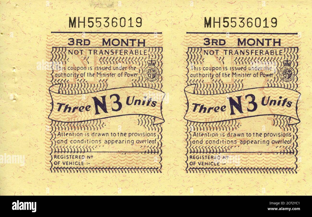 Livre de rationnement du carburant à moteur publié par le gouvernement britannique en réponse à la crise du pétrole de 1973. Trois unités N. Banque D'Images