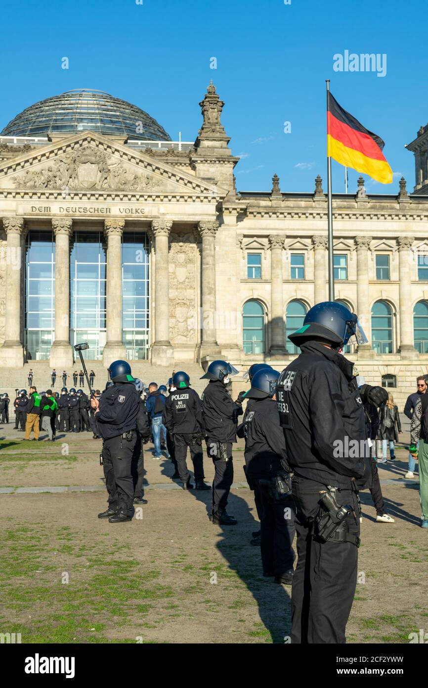 BERLIN, ALLEMAGNE - 01 mai 2020 : BERLIN, ALLEMAGNE 01 mai 2020. Berlin Démo contre Covid 19 avec la police. Banque D'Images