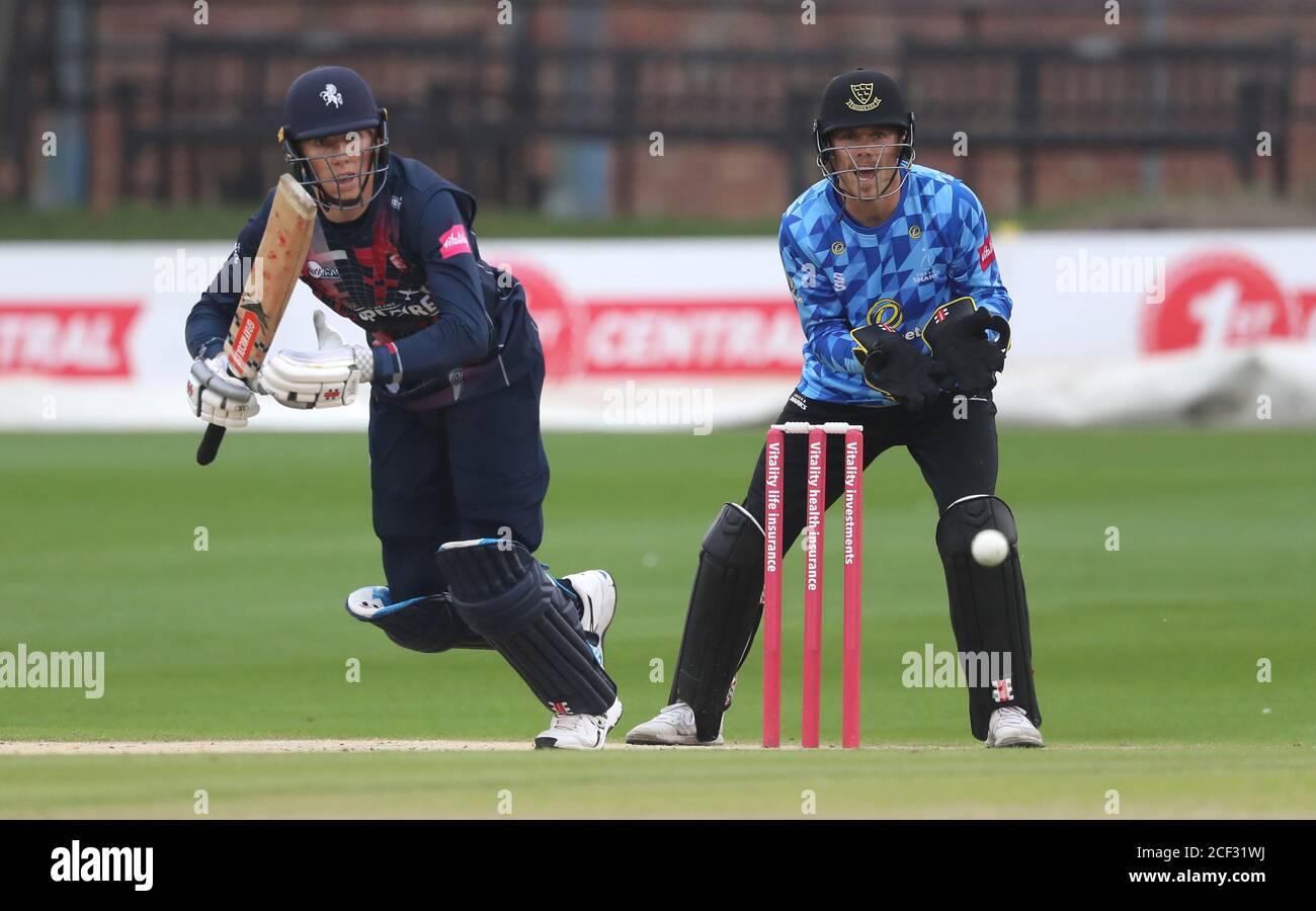 Hove, Royaume-Uni. 03ème septembre 2020. KentÕs Zak Crawley battant comme Phil Salt de Sussex regarde sur pendant le match de Blast Vitality T20 entre Sussex Sharks et Kent Spitfires au 1er Central County Ground, Hove Credit: James Boardman/Alamy Live News Banque D'Images