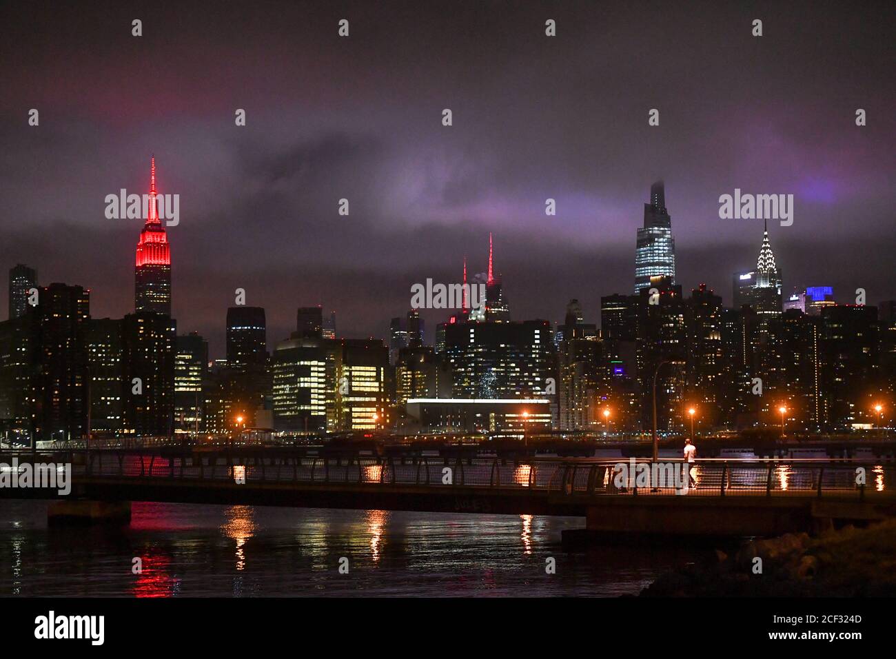 L'Empire State Building et d'autres bâtiments le long de la ligne d'horizon Sont allumés en rouge pour que #RedAlertRestart se relève sensibilisation pour les travailleurs de l'événement en direct Banque D'Images