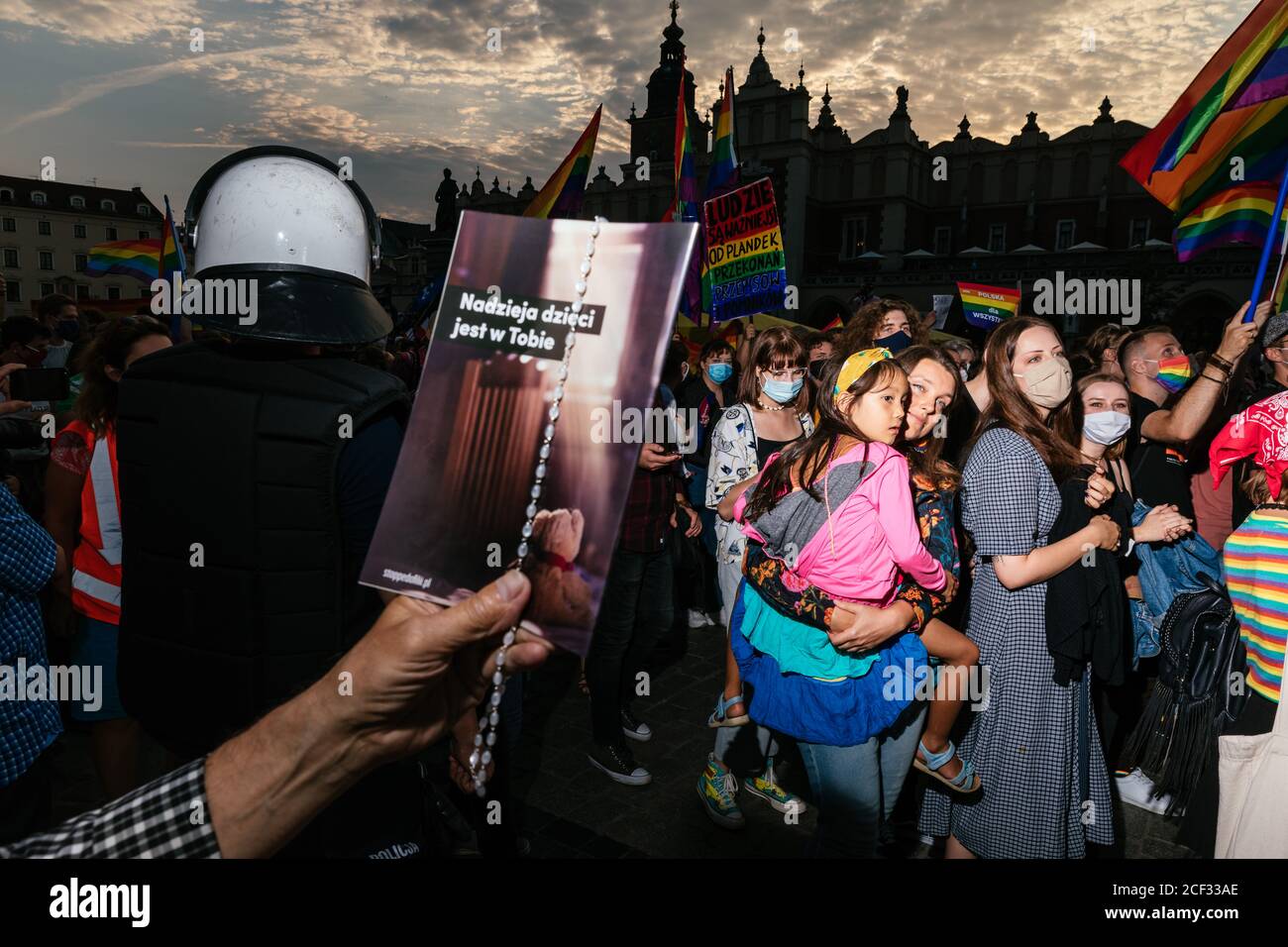 Une mère tenant un enfant vu en prenant part à la marche. La Marche annuelle pour l'égalité est également connue sous le nom de « Pride Parade ». Cette année, en dépit de l'augmentation de moi Banque D'Images