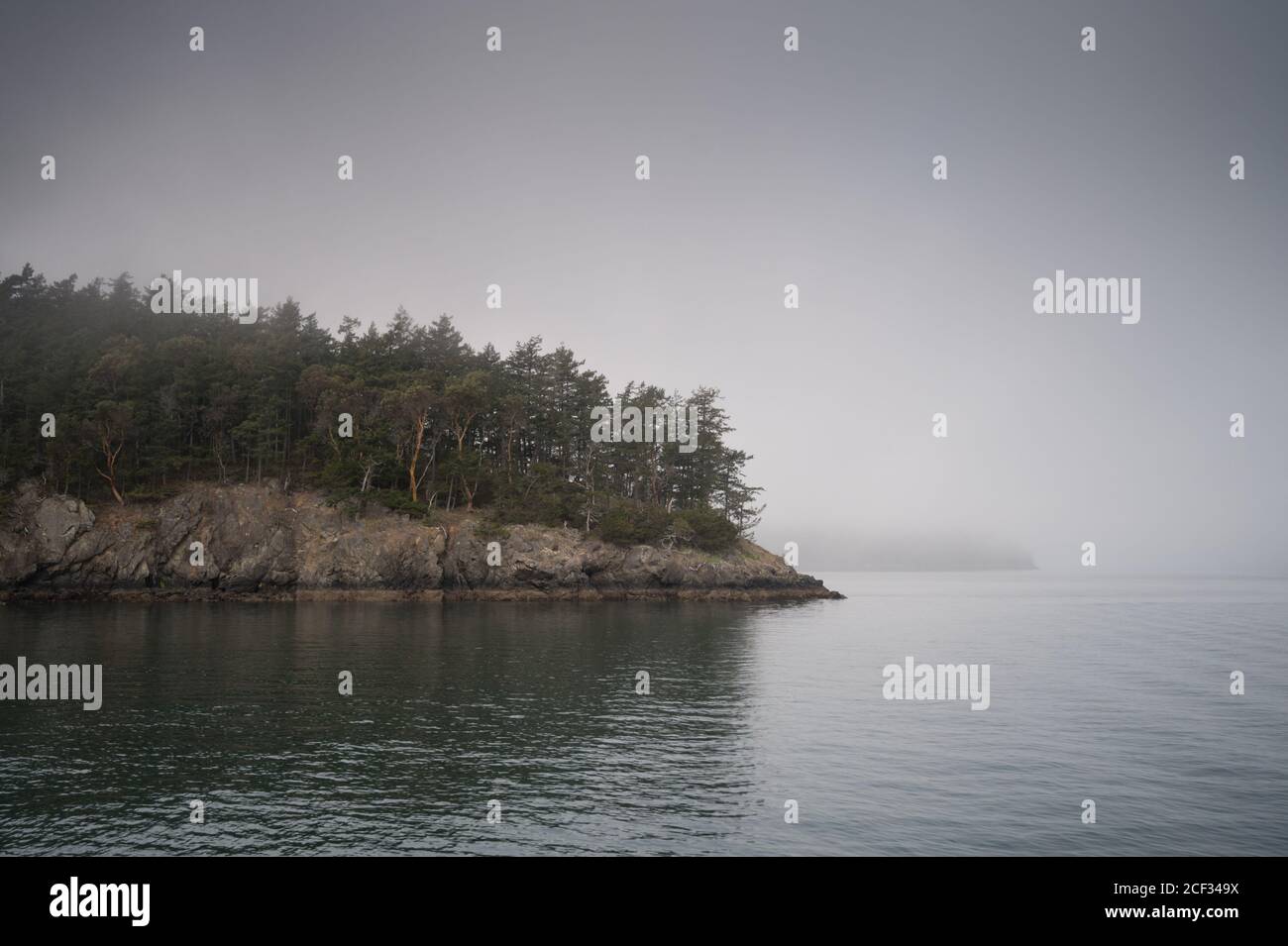Vue panoramique de l'île en excursion le jour de Foggy Banque D'Images