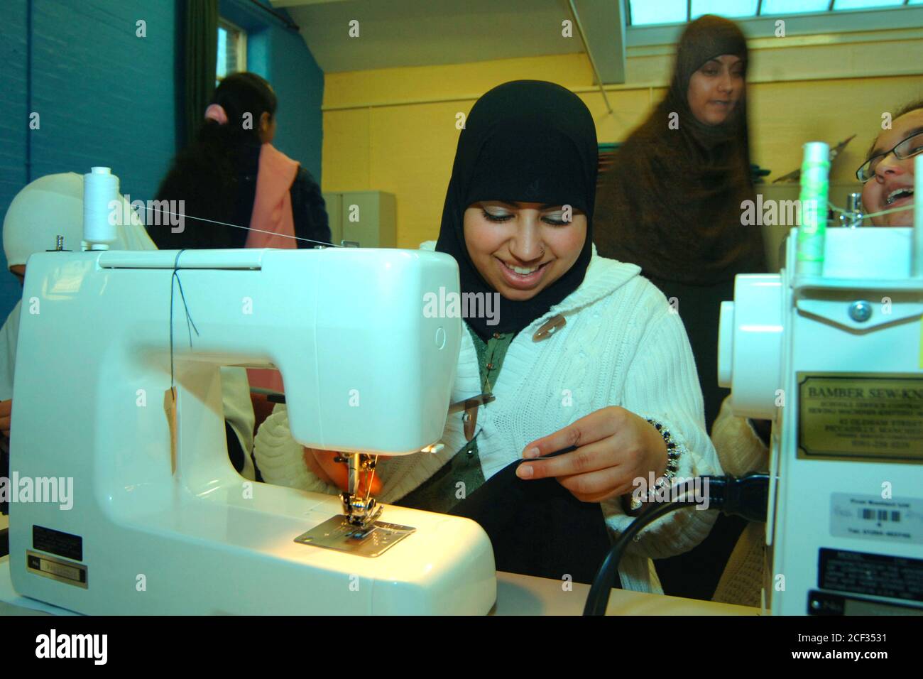 Cours de couture pour les jeunes femmes asiatiques; Keighley; West  Yorkshire UK Photo Stock - Alamy
