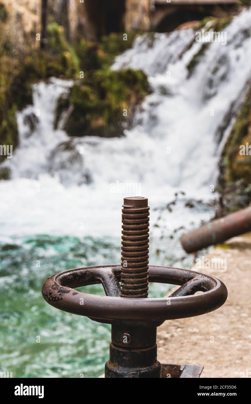 Détail métallique pour ouvrir l'eau de la rivière dans le village d'Orbaneja del Castillo à Burgos, Espagne Banque D'Images