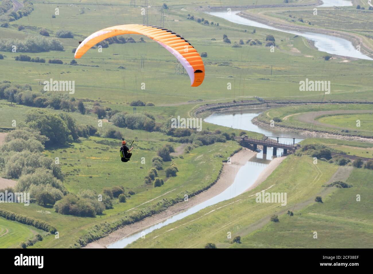 Les parapentes se délachent du mont Caburn près de Lewes en direction de la rivière Ouse. East Sussex, Royaume-Uni. Banque D'Images