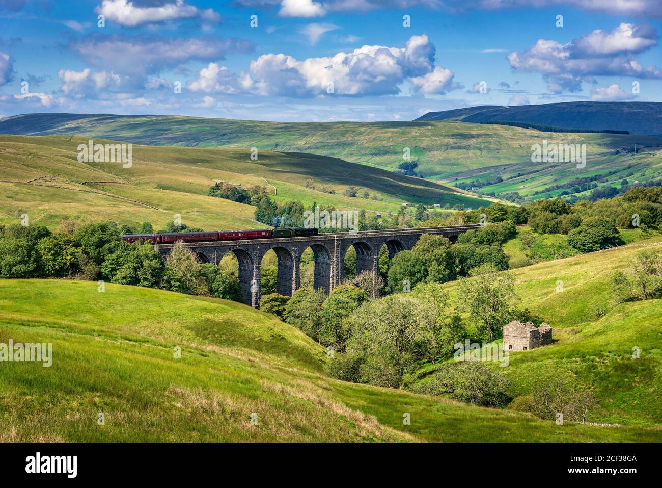 La visite en train à vapeur de Dalesman traverse le viaduc de Dent Head, transporté par la locomotive du patrimoine, le Scots Guardsman. Dent Dale, West Yorkshire. Banque D'Images