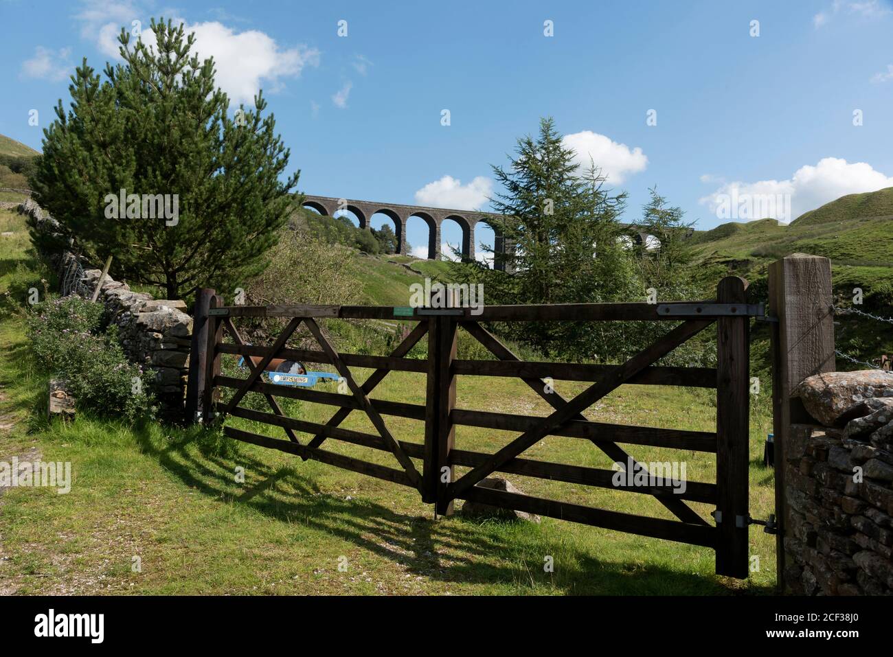 Le viaduc de chemin de fer d'Arten Gill sur la ligne principale de chemin de fer de Settle au-dessus de Dent Dale. Banque D'Images