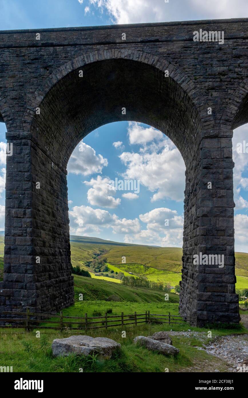 Le viaduc de chemin de fer d'Arten Gill sur la ligne principale de chemin de fer de Settle au-dessus de Dent Dale. Banque D'Images