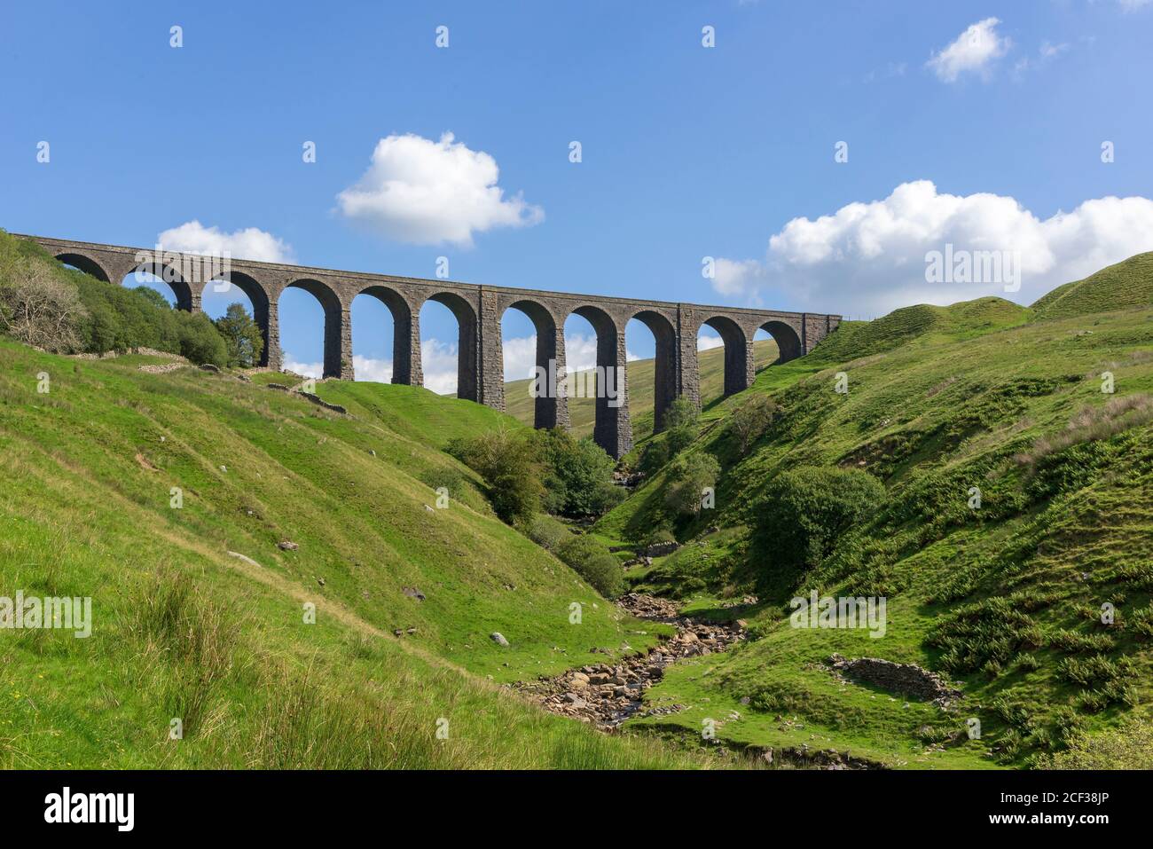 Le viaduc de chemin de fer d'Arten Gill sur la ligne principale de chemin de fer de Settle au-dessus de Dent Dale. Banque D'Images
