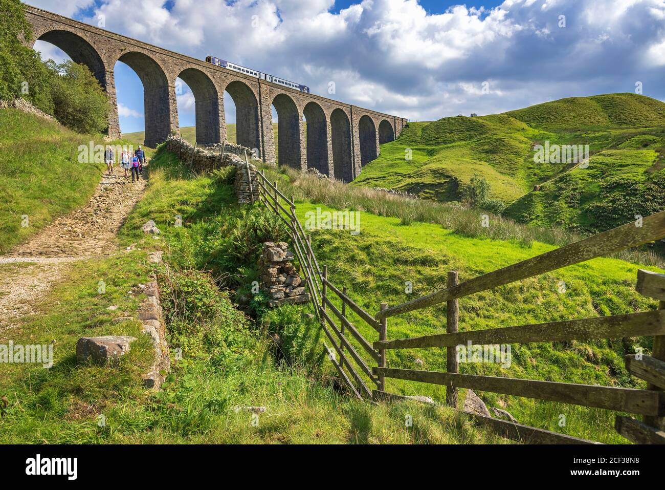 Le viaduc de chemin de fer d'Arten Gill sur la ligne principale de chemin de fer de Settle au-dessus de Dent Dale. Banque D'Images