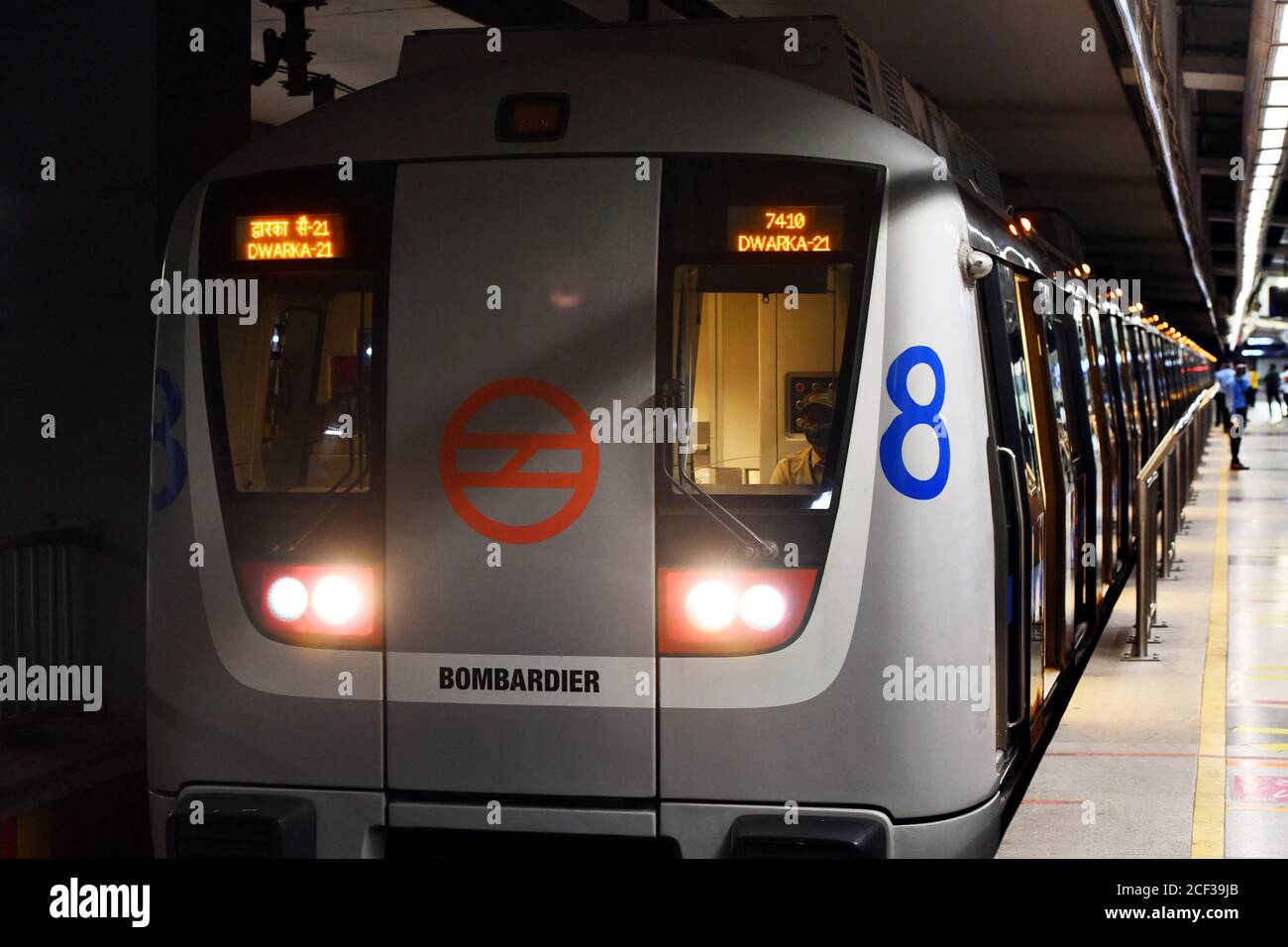 New Delhi, Inde. 3 septembre 2020. Un métro est vu à la station de métro Rajiv Chowk à New Delhi, Inde, le 3 septembre 2020. Les services de métro ici seraient autorisés à partir du 7 septembre de manière progressive, et les fonctions publiques, ou autres congrégations, seraient autorisées avec un plafond de 100 personnes à partir du 21 septembre. Credit: Partha Sarkar/Xinhua/Alamy Live News Banque D'Images