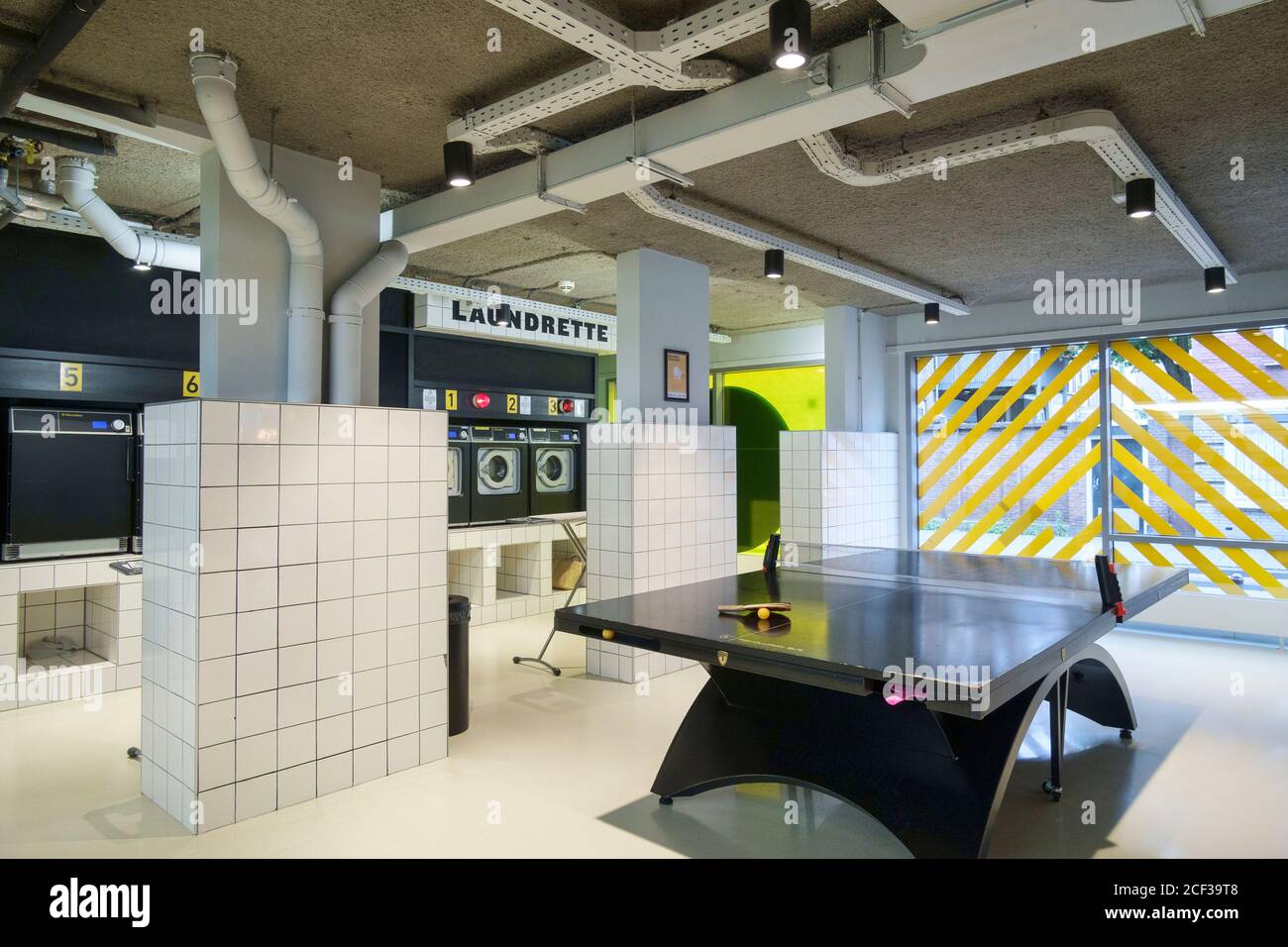 La Haye, le pays-Bas, l'Europe, machine à laver automatique dans l'espace ouvert avec ping-pong et table de billard à l'Hôtel étudiant dans la ville Banque D'Images