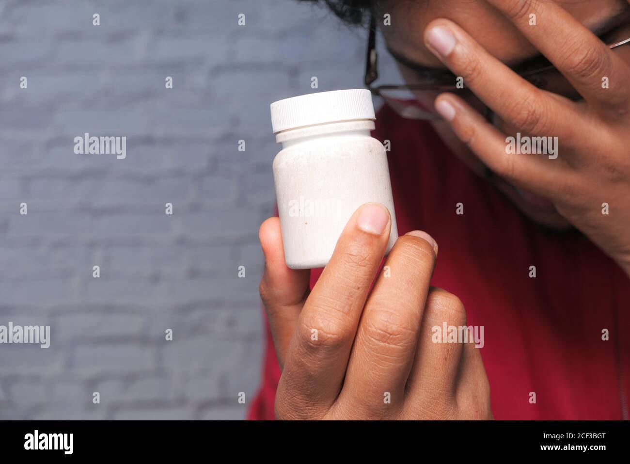 Gros plan du conteneur de main d'homme Banque D'Images