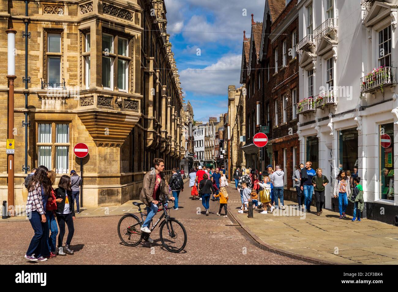 Cambridge City Centre, les piétons et les cyclistes se mélangent sur Trinity Street dans le centre de Cambridge au Royaume-Uni. Banque D'Images