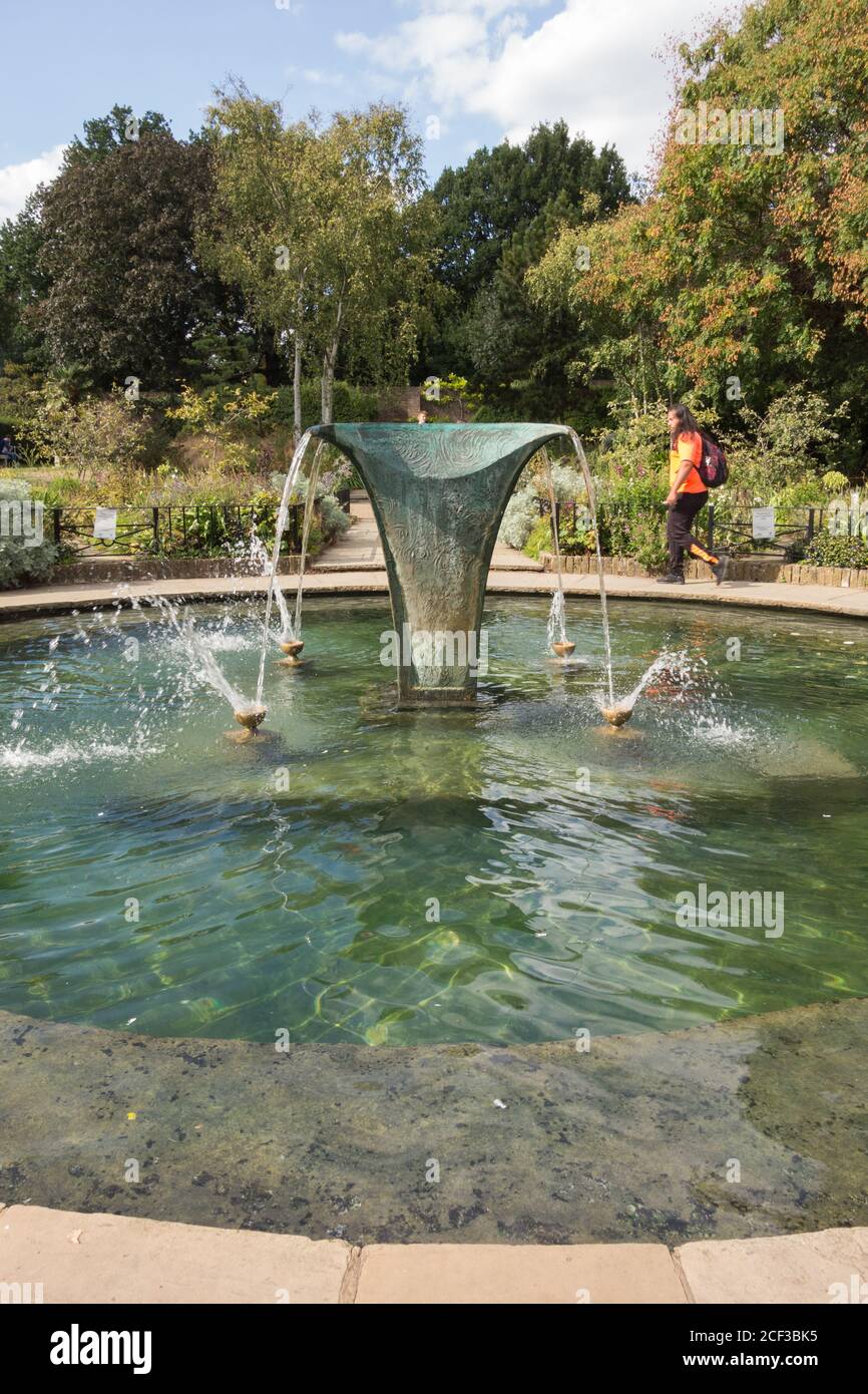 La fontaine Sibirica de William Pye est un étang dans le jardin de l'iris, Holland Park, à l'ouest de Londres, au Royaume-Uni. Banque D'Images