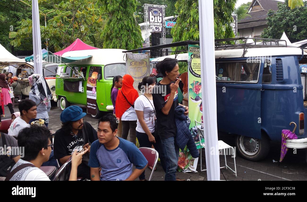 Vue arrière d'un camion alimentaire VW Bulli, VW Combi lors d'une exposition à Yogyakarta, Java, Indonésie le 19 novembre 2017 Banque D'Images